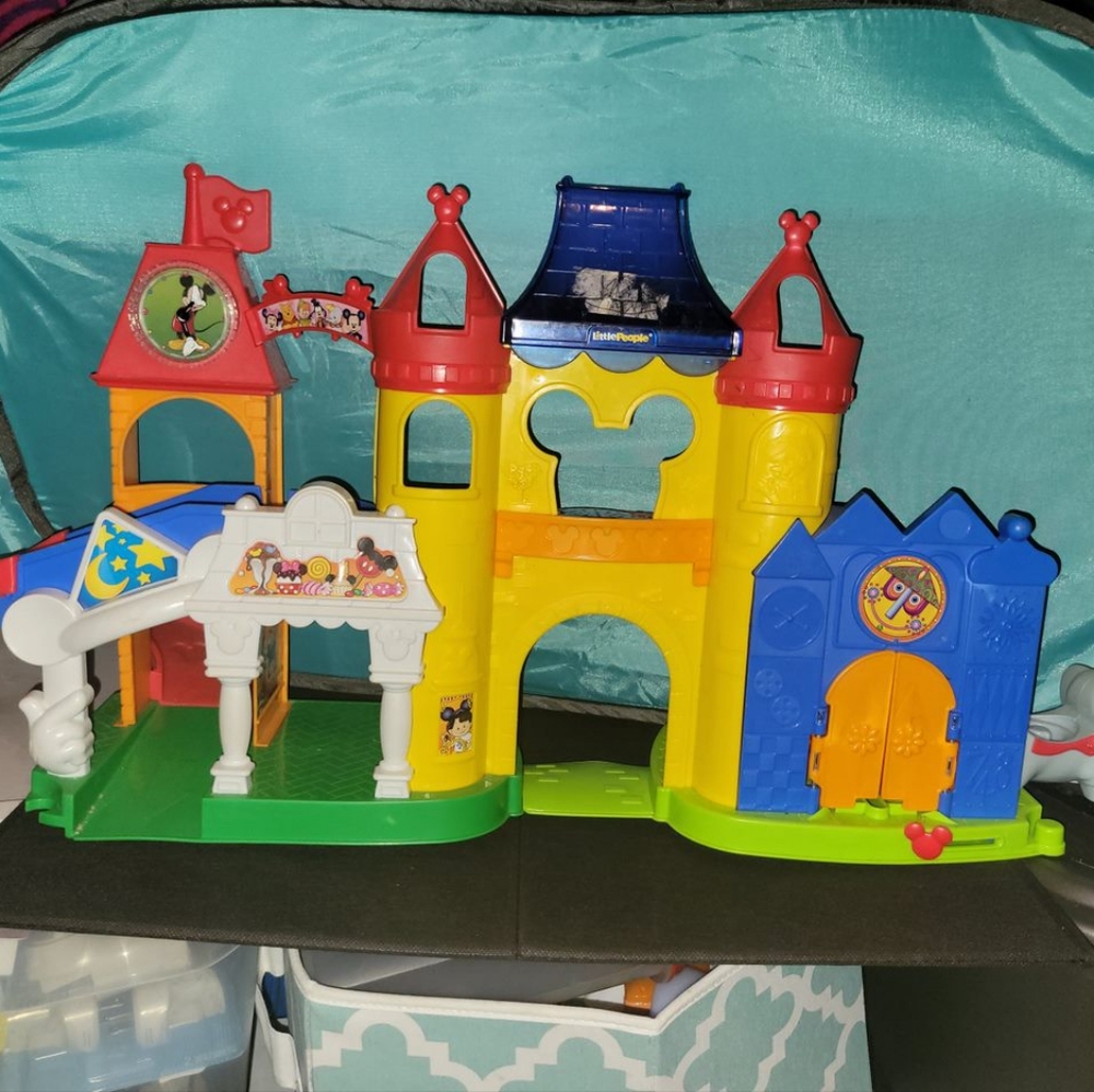 Fisher Price Little People Magic Of Disney Castle Day at Disney Play Set